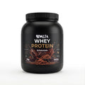 Bivalta Premium Whey Protein Pulver mit Schokoladengeschmack in schwarzer Premium-Verpackung mit Schokoladenmotiv. Proteinpulver mit 22,77 g Protein pro Portion und 33 Portionen.